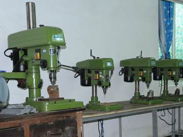 葉輪盒(he)打孔車間